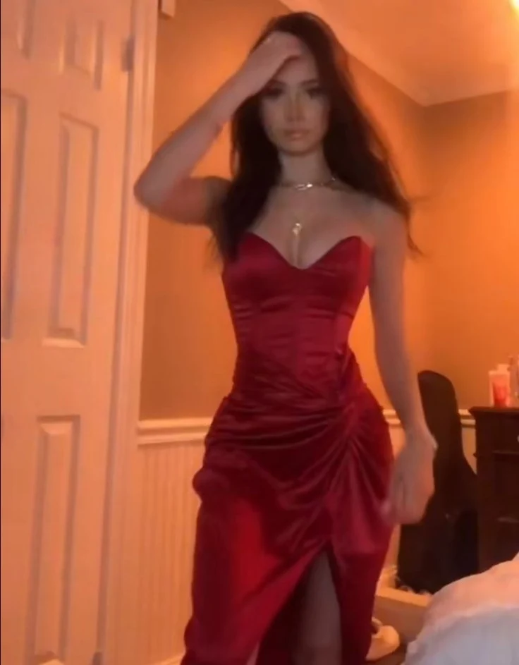 Robe de soirée longue bustier bordeaux avec fente et tissu satiné