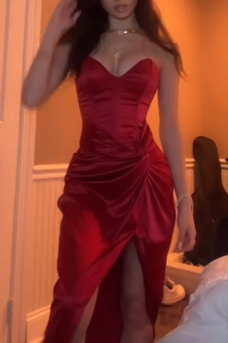 Robe de soirée longue bustier bordeaux avec fente et tissu satiné