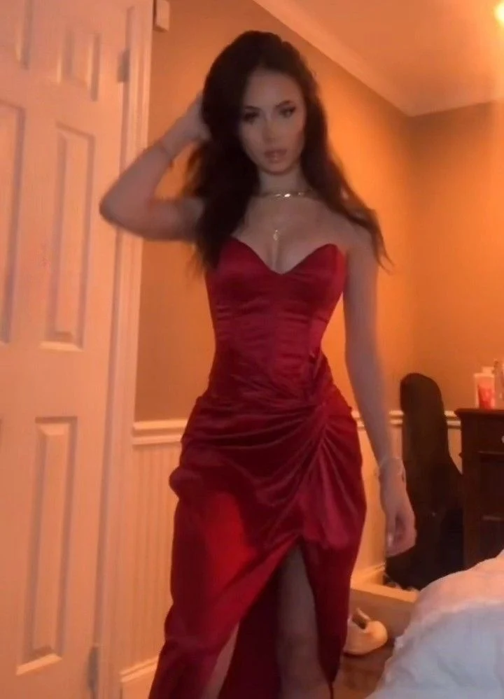 Robe de soirée longue bustier bordeaux avec fente et tissu satiné