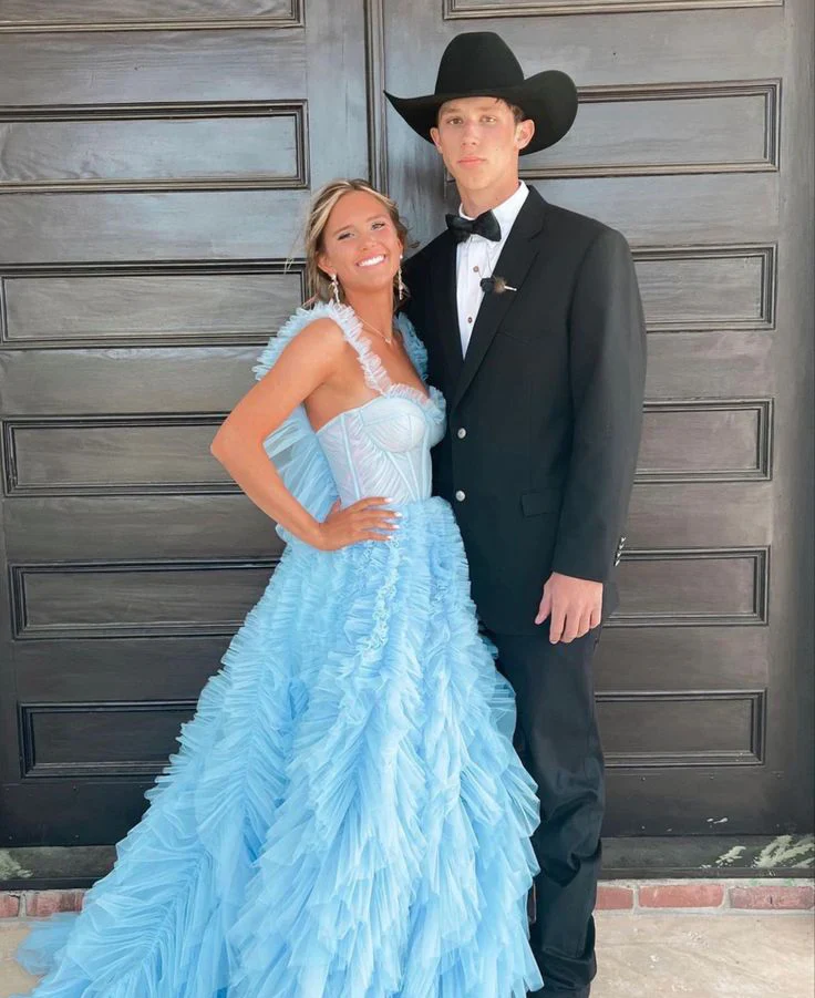 Robe de bal longue princesse en tulle bleu ciel clair à volants et bretelles