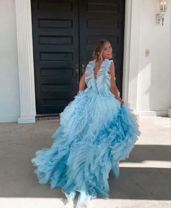 Robe de bal longue princesse en tulle bleu ciel clair à volants et bretelles