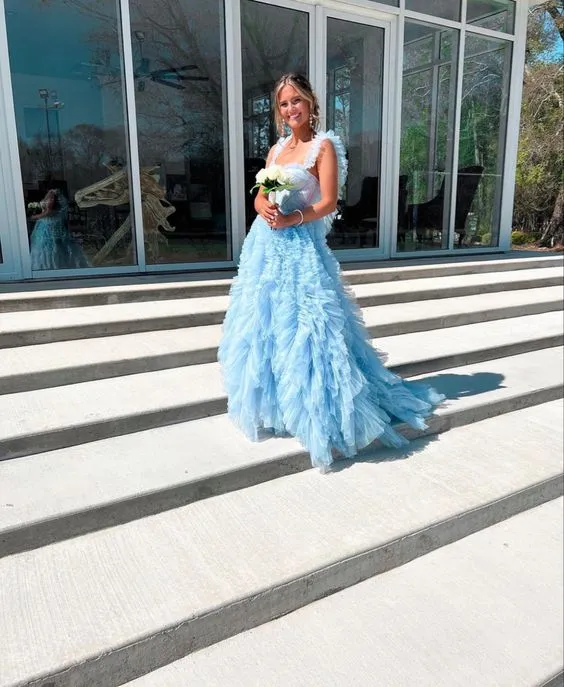 Robe de bal longue princesse en tulle bleu ciel clair à volants et bretelles