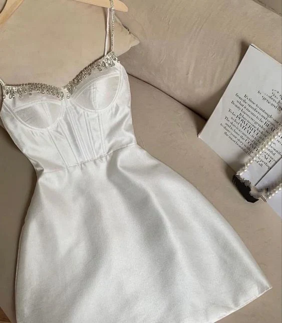 Robe de soirée courte blanche en satin sans manches avec fermeture éclair dans le dos