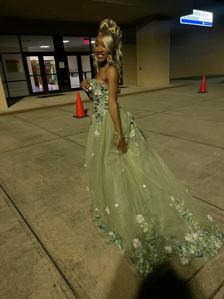 Robe de bal longue et élégante verte à épaules dénudées et appliqués