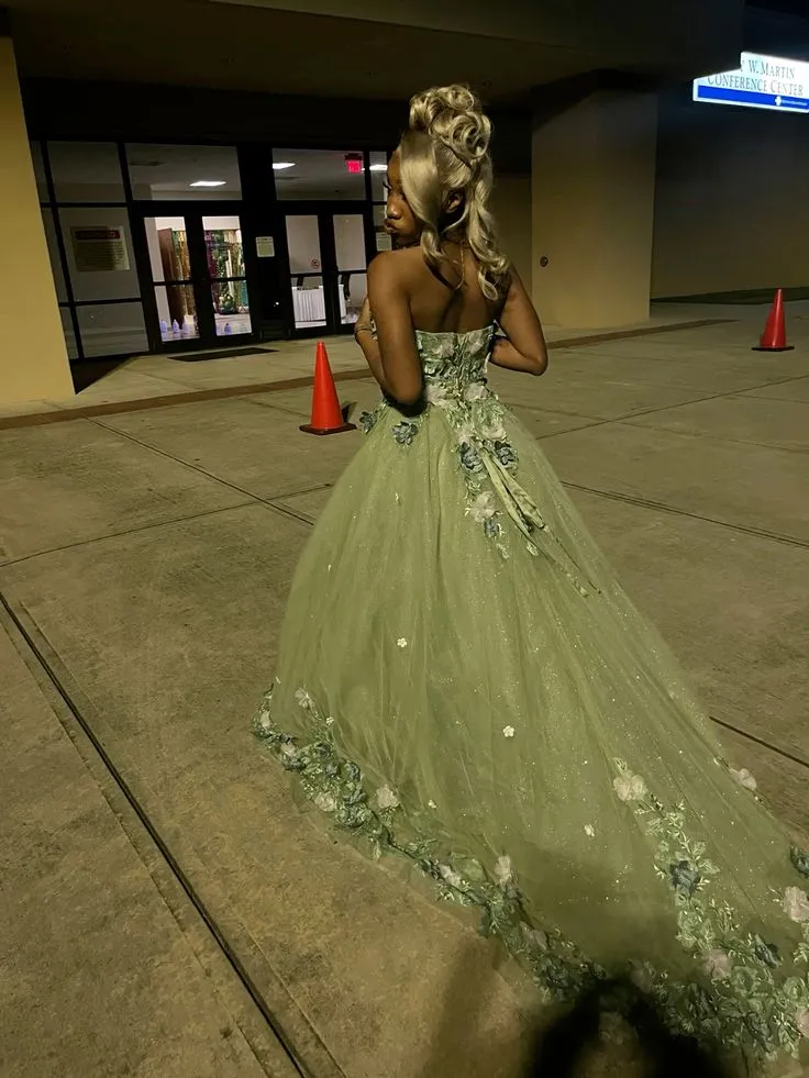 Robe de bal longue et élégante verte à épaules dénudées et appliqués