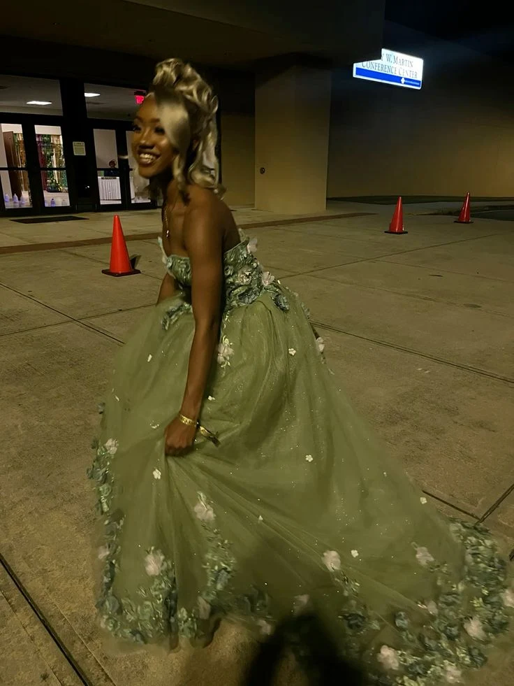 Robe de bal longue et élégante verte à épaules dénudées et appliqués