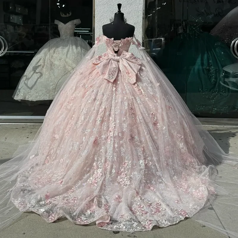 Robe de bal rose clair à épaules dénudées et appliques en dentelle