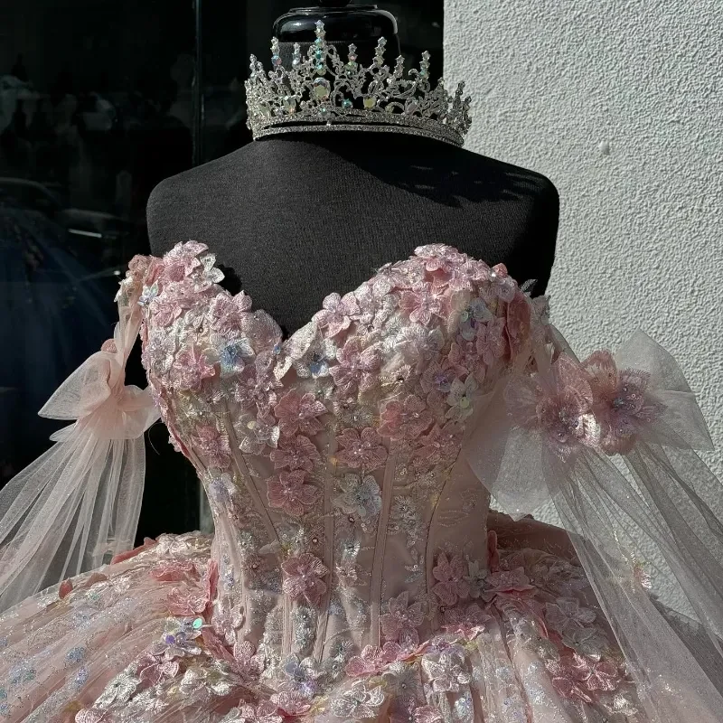 Robe de bal rose clair à épaules dénudées et appliques en dentelle