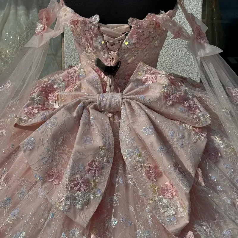 Robe de bal rose clair à épaules dénudées et appliques en dentelle