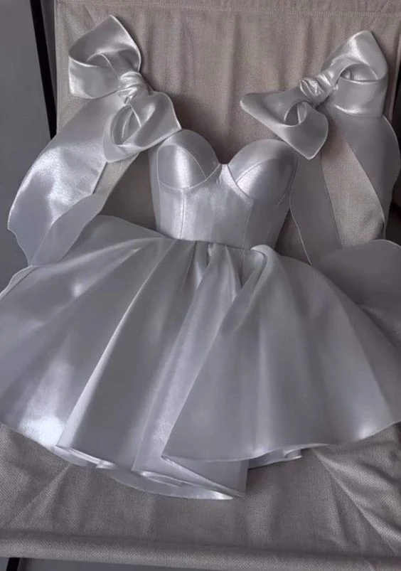 Robe de soirée courte en satin blanc