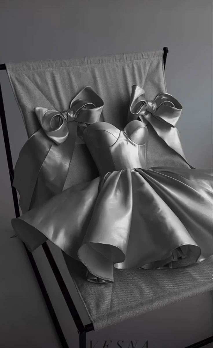 Robe de soirée courte en satin blanc