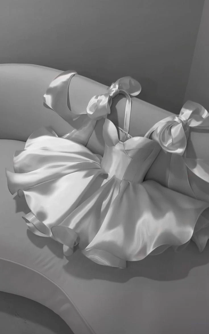 Robe de soirée courte en satin blanc