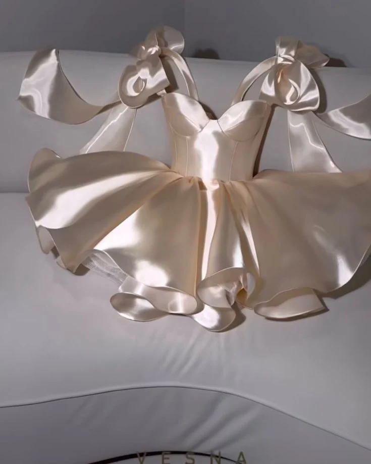 Robe de soirée courte en satin blanc