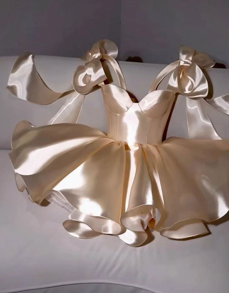 Robe de soirée courte en satin blanc