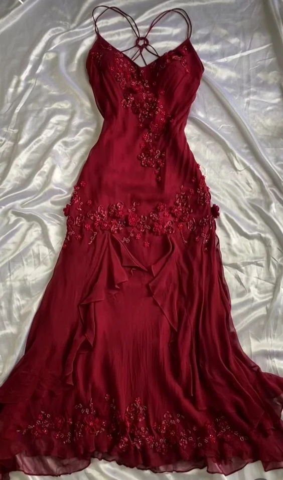 Robe de soirée fourreau bordeaux vintage longue avec perles, magnifiquement conçue