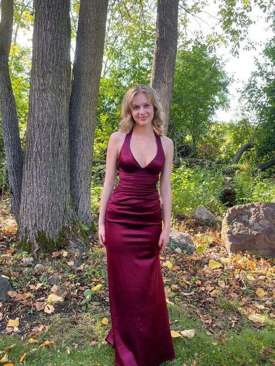 Robe de soirée longue bordeaux à col en V et à paillettes