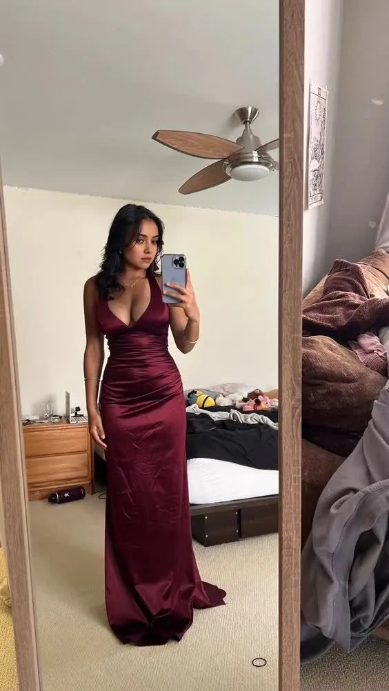 Robe de soirée longue bordeaux à col en V et à paillettes