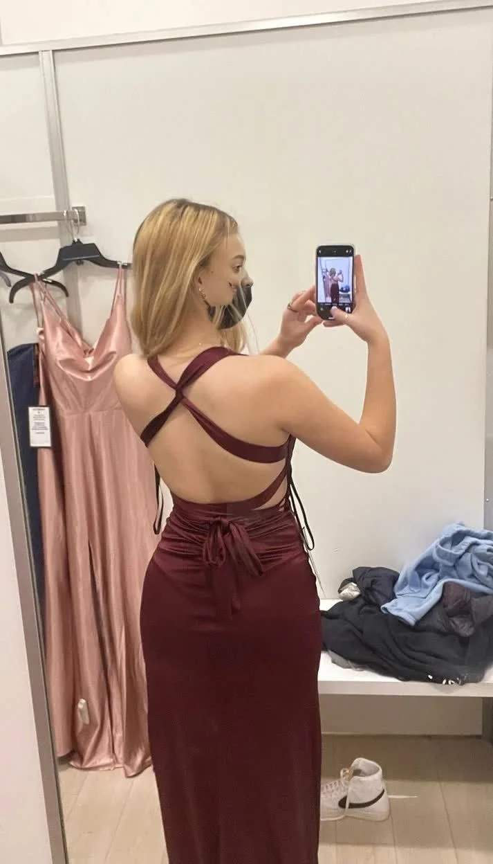 Robe de soirée longue bordeaux à col en V et à paillettes