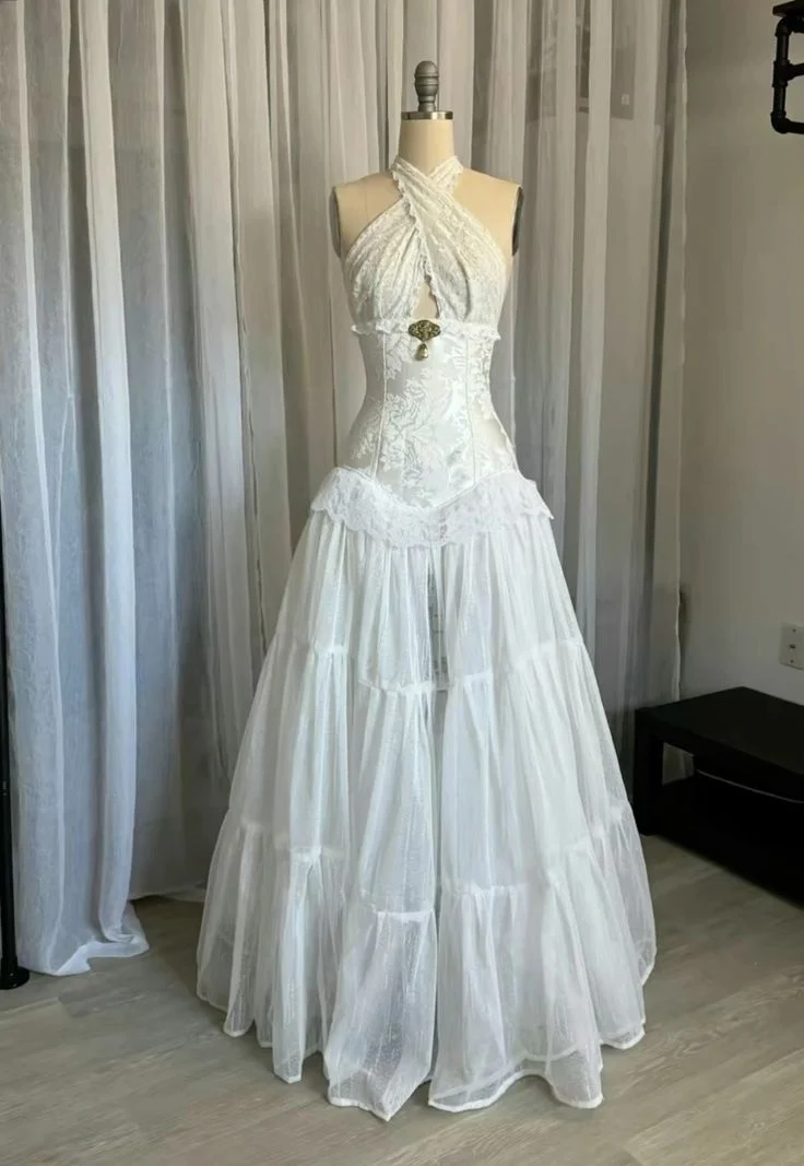 Robe de soirée élégante en dentelle à col licou et coupe trapèze pour mariage