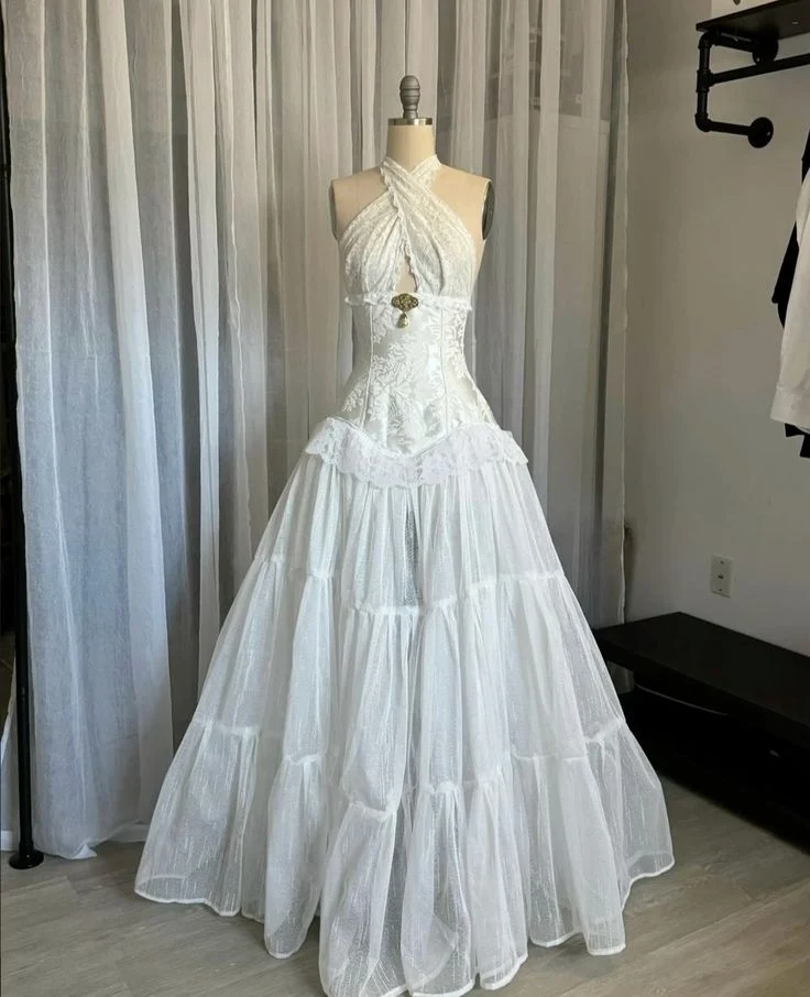 Robe de soirée élégante en dentelle à col licou et coupe trapèze pour mariage