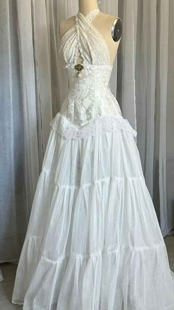 Robe de soirée élégante en dentelle à col licou et coupe trapèze pour mariage