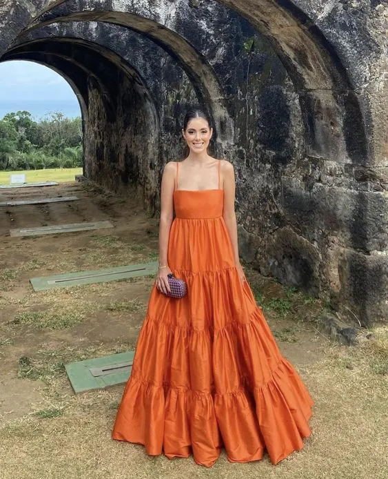 Robe de bal longue orange en satin style trapèze