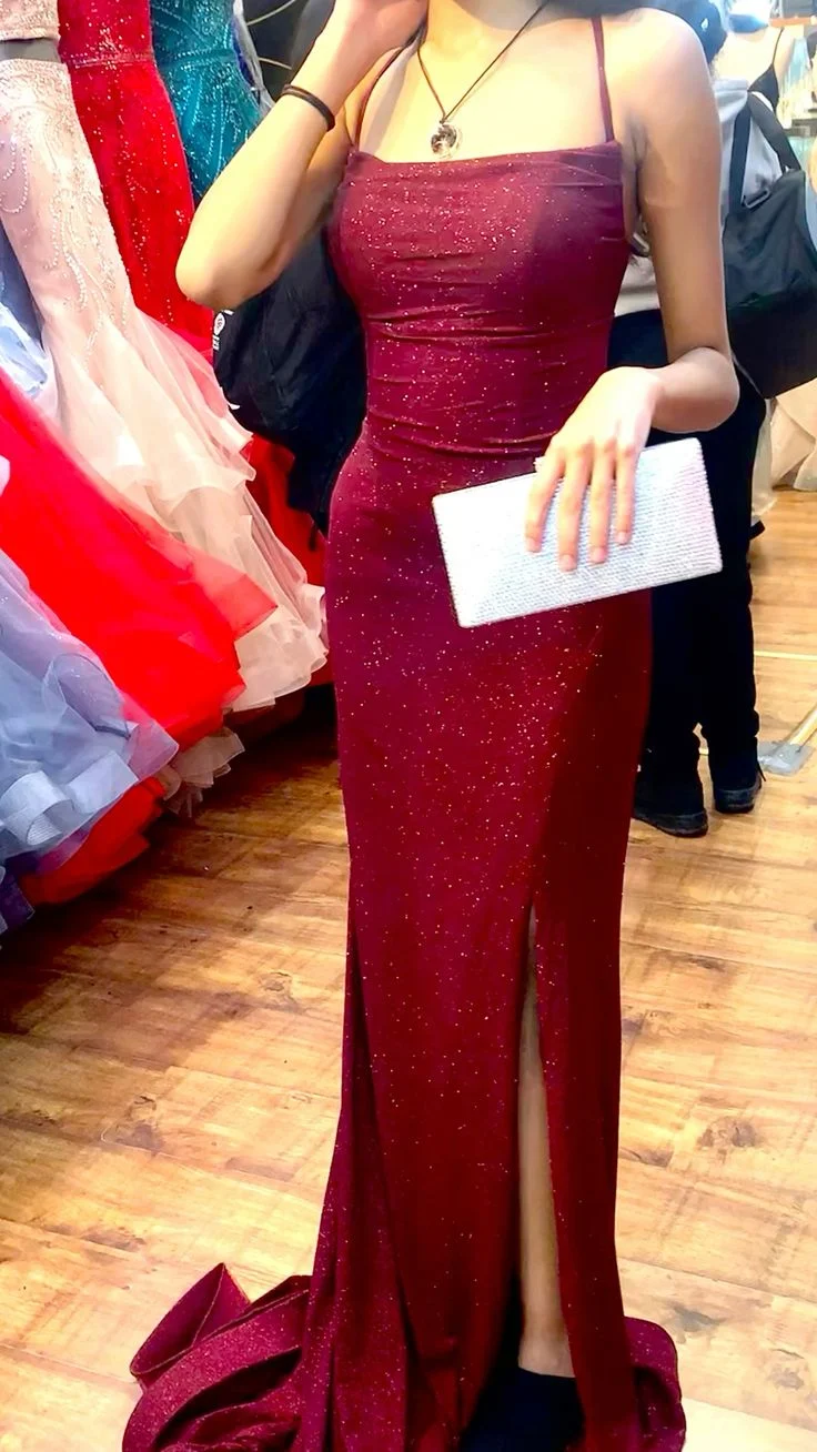 Robe de soirée longue bordeaux à paillettes scintillantes