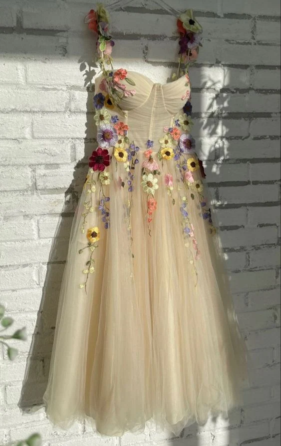 Robe de soirée champagne clair avec motifs et bretelles colorées