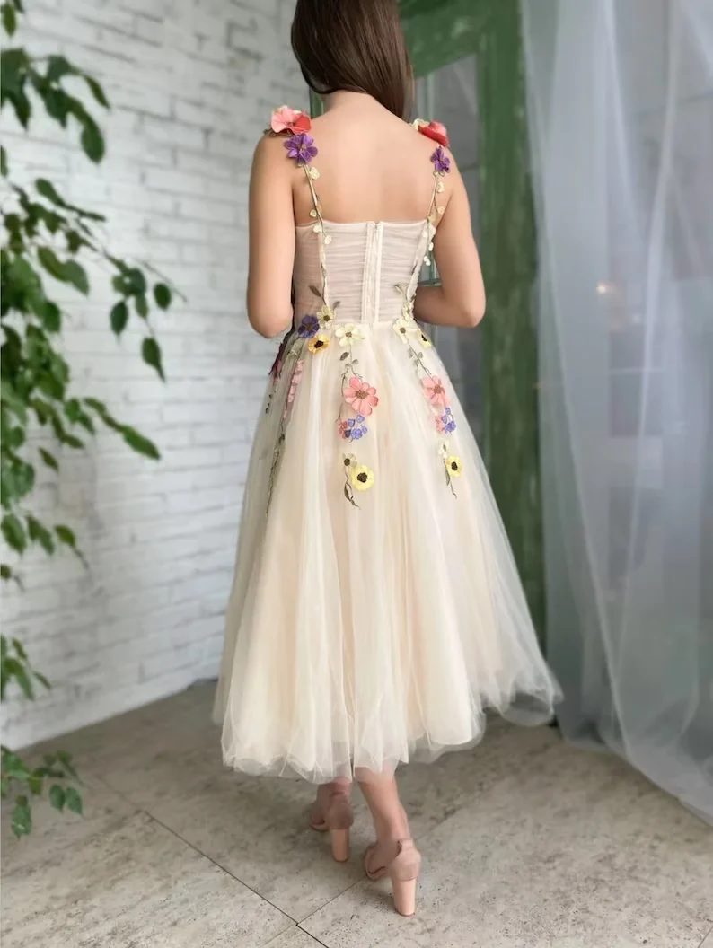 Robe de soirée champagne clair avec motifs et bretelles colorées
