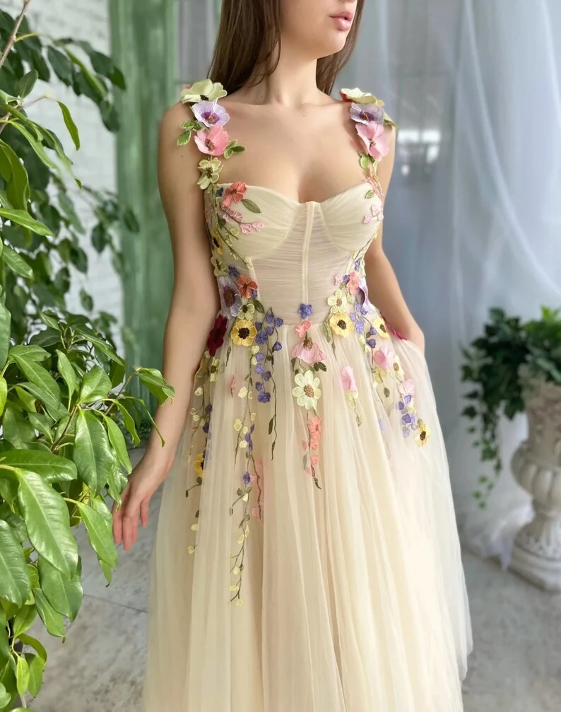 Robe de soirée champagne clair avec motifs et bretelles colorées