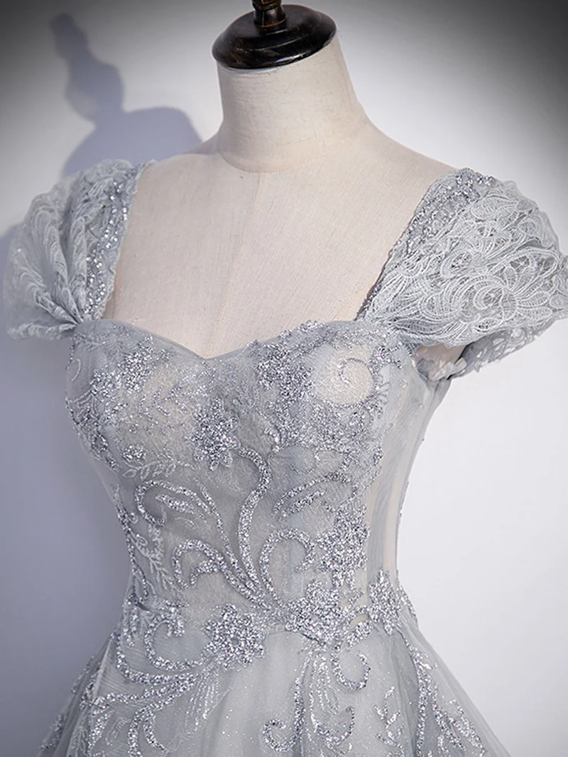 Robe de soirée longue grise en tulle et dentelle à col en cœur