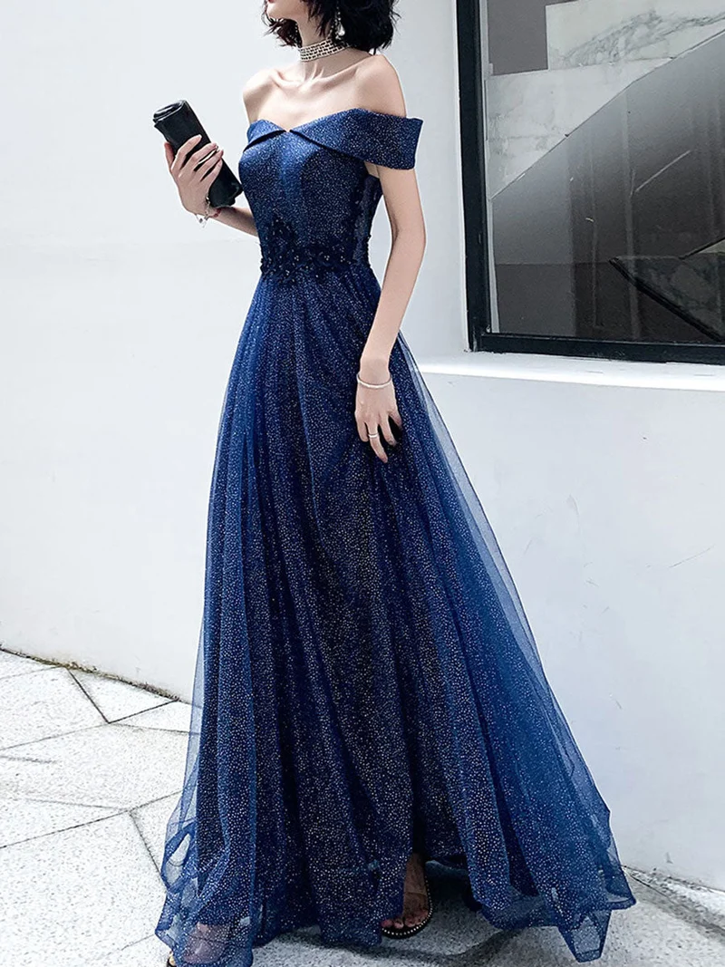 Robe de soirée de mariage longue en tulle bleu foncé à épaules dénudées