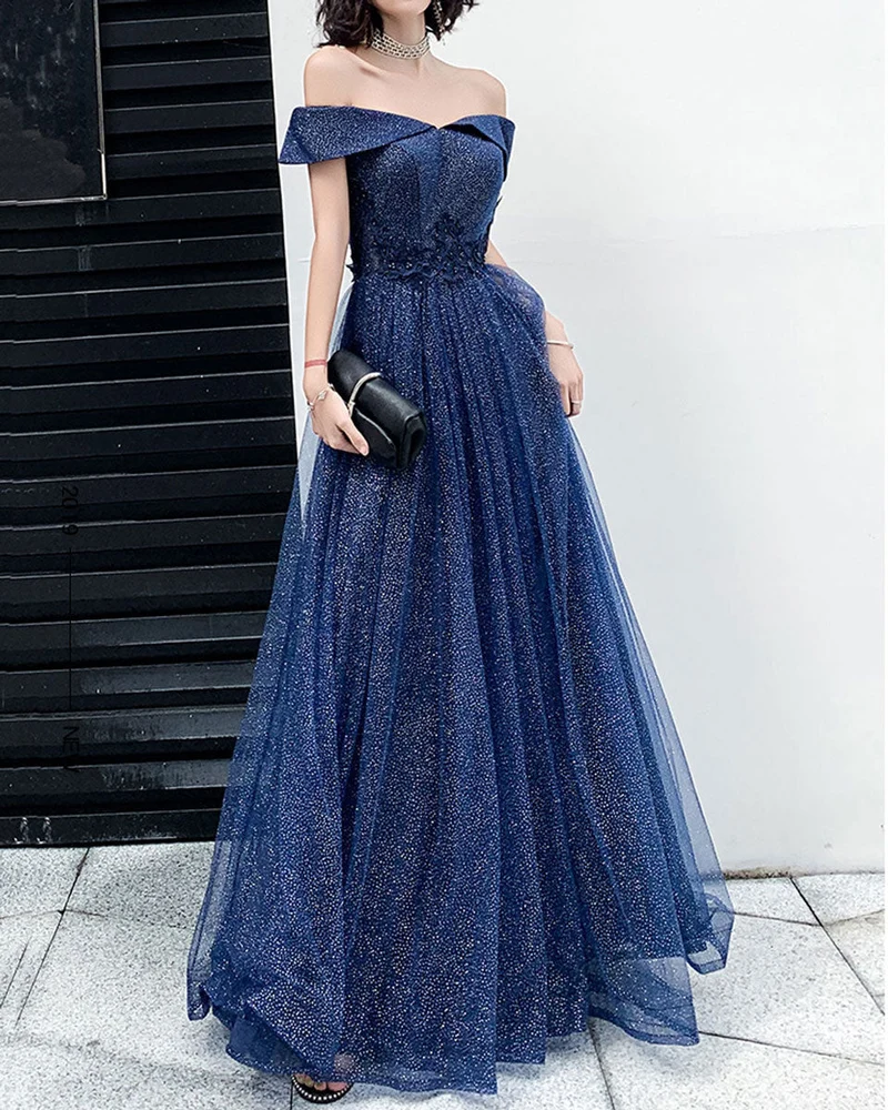 Robe de soirée de mariage longue en tulle bleu foncé à épaules dénudées