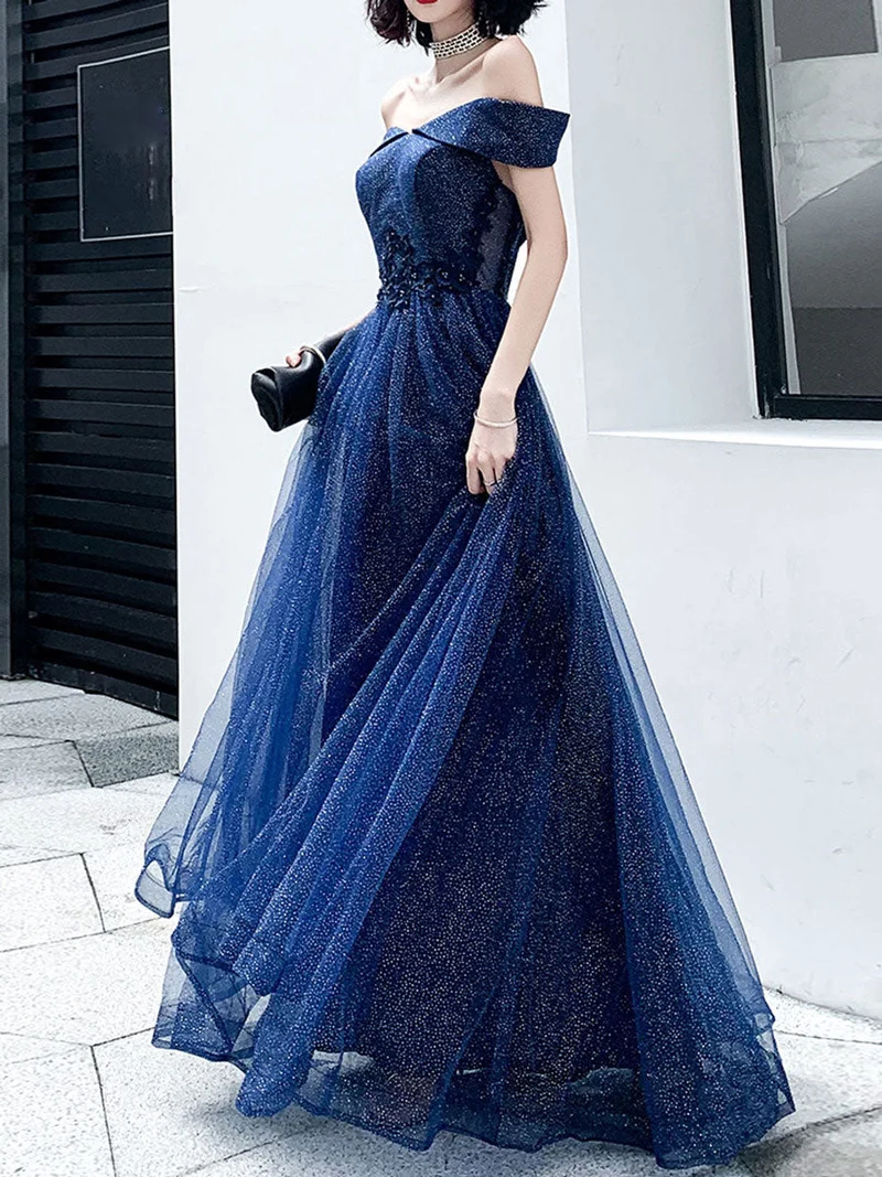 Robe de soirée de mariage longue en tulle bleu foncé à épaules dénudées