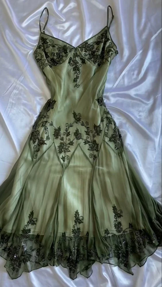 Robe longue vintage vert émeraude brodée de cristaux et de motifs floraux