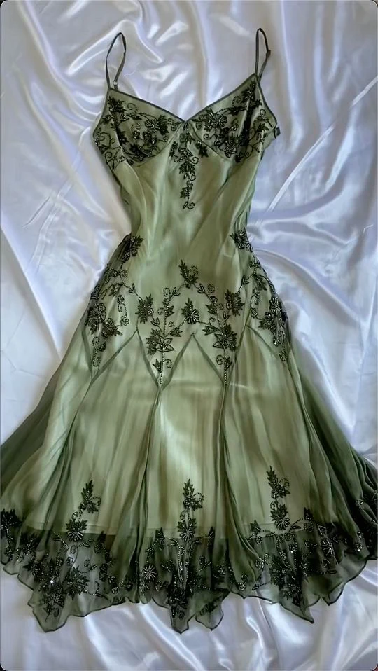 Robe longue vintage vert émeraude brodée de cristaux et de motifs floraux