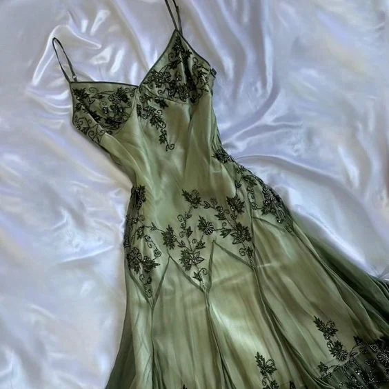 Robe longue vintage vert émeraude brodée de cristaux et de motifs floraux