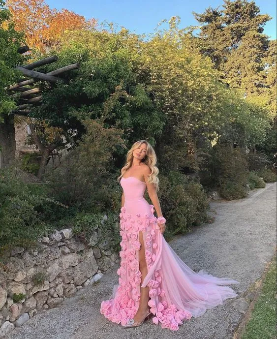 Robe de bal rose bustier à fleurs et fente haute pour femme
