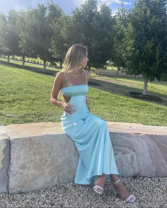 Robe de soirée élégante en satin bleu clair