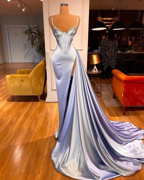 Robe de soirée longue en satin bleu ciel clair