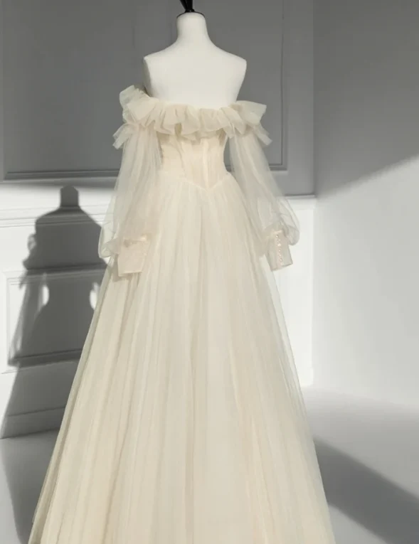 Robe de soirée longue en satin à épaules dénudées et manches bouffantes