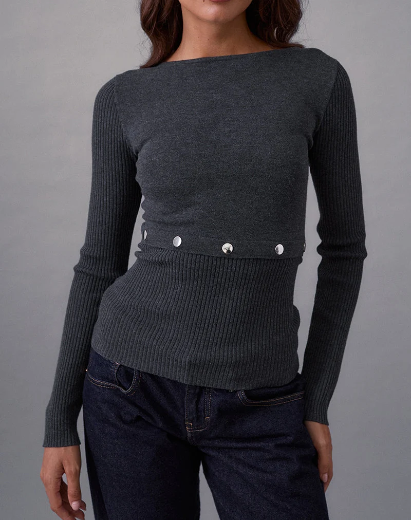 Josa Long Sleeve Knit Top in Dark Charcoal with Studs (Top à manches longues en tricot anthracite foncé avec clous)
