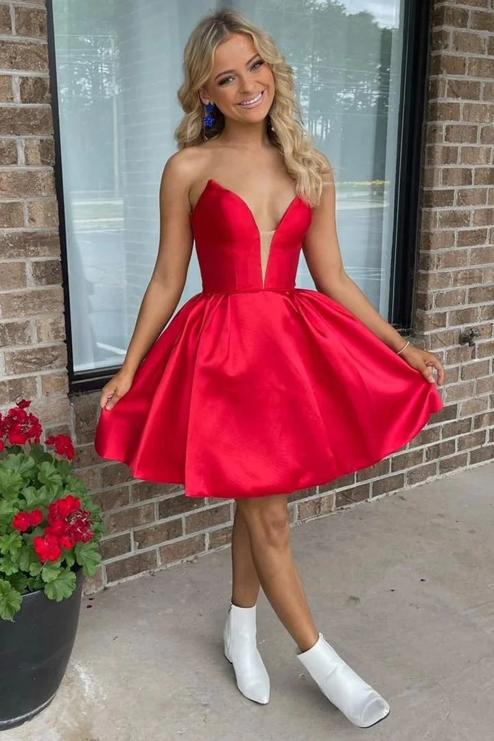 Robe de soirée en satin rouge à décolleté plongeant en V