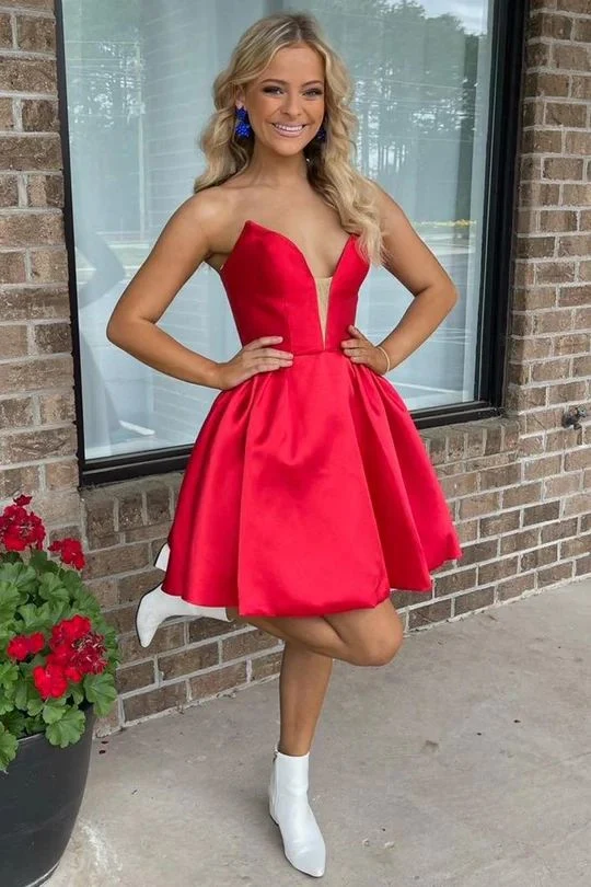 Robe de soirée en satin rouge à décolleté plongeant en V
