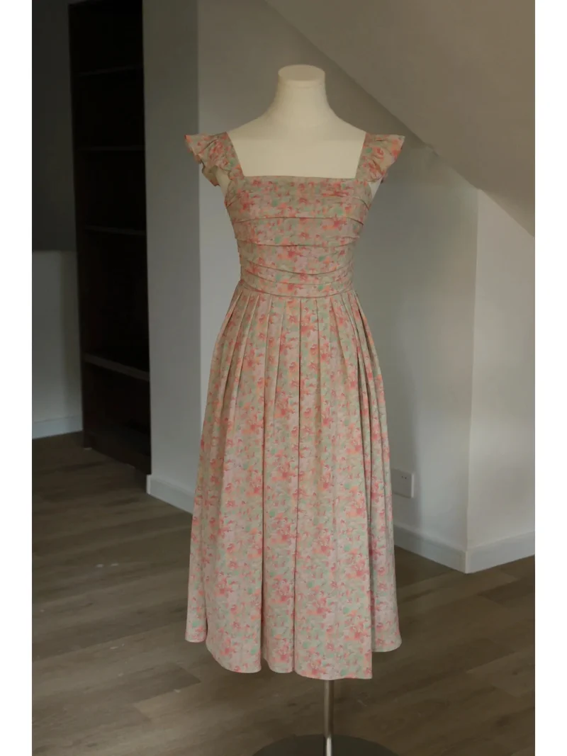 Robe trapèze style années 50 à plis creux et manches courtes