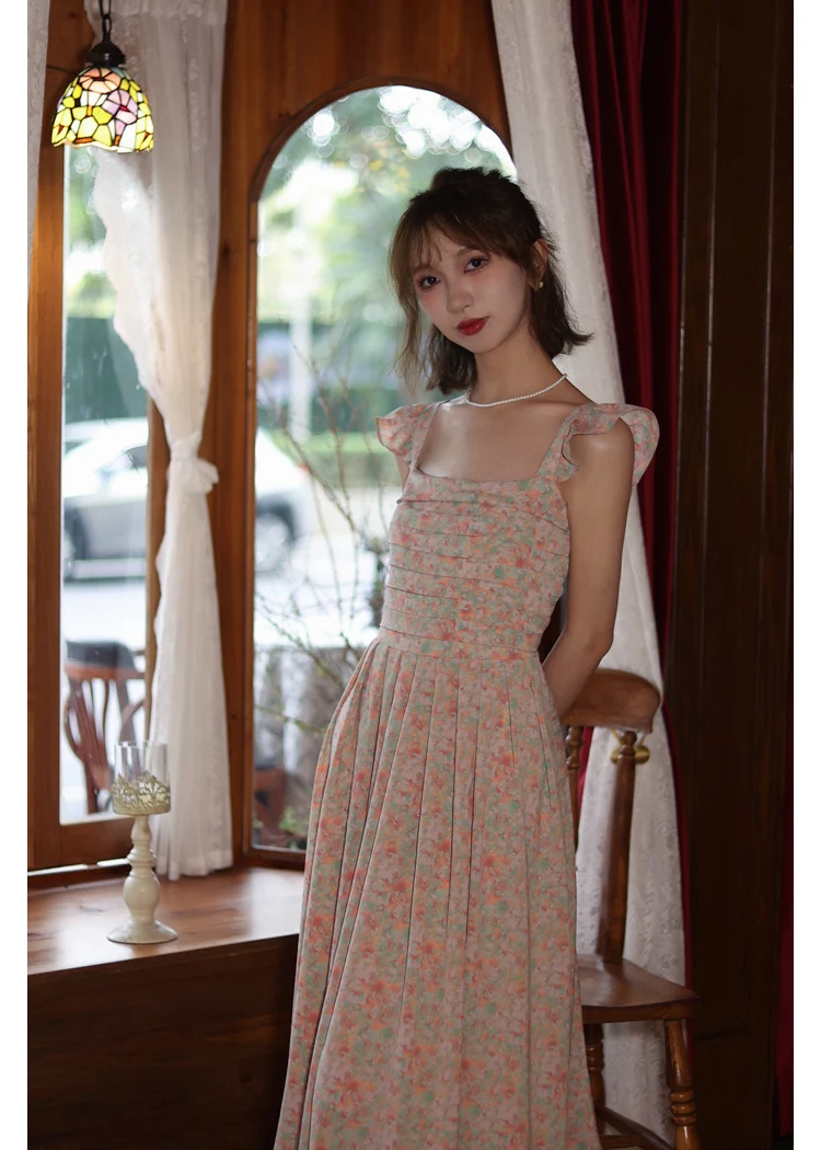 Robe trapèze style années 50 à plis creux et manches courtes