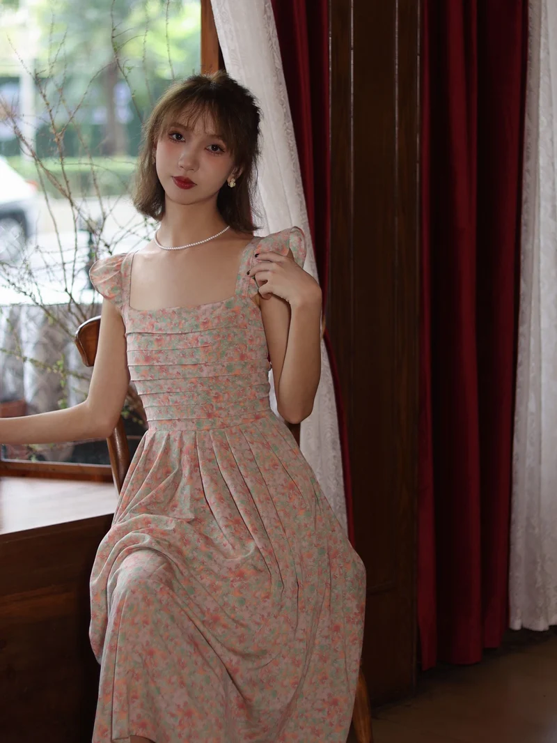 Robe trapèze style années 50 à plis creux et manches courtes