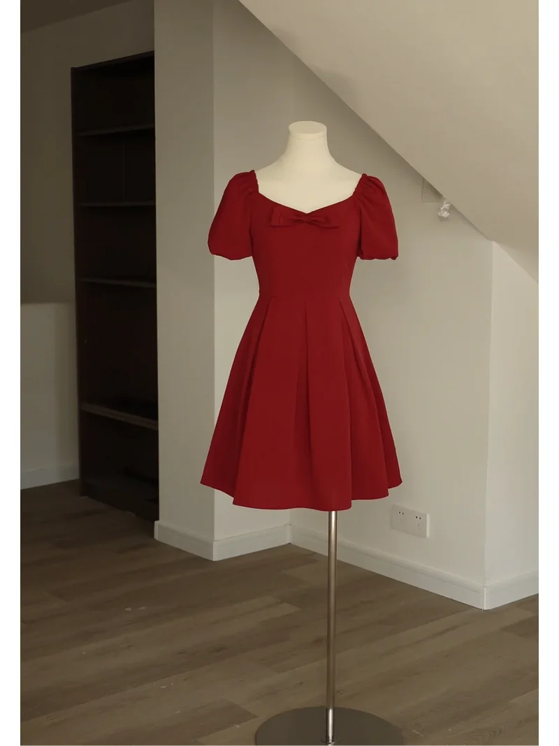 Mini-robe d'été courte bordeaux avec manches à bulles