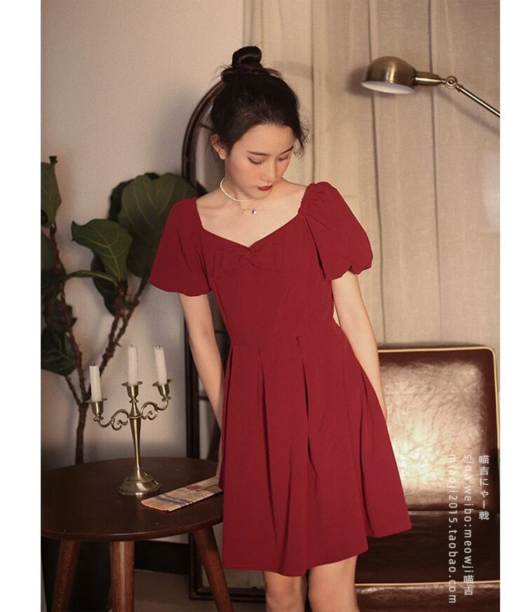 Mini-robe d'été courte bordeaux avec manches à bulles