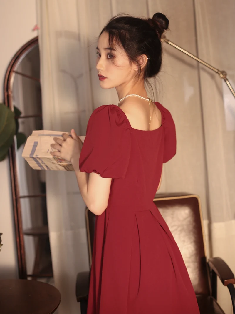 Mini-robe d'été courte bordeaux avec manches à bulles